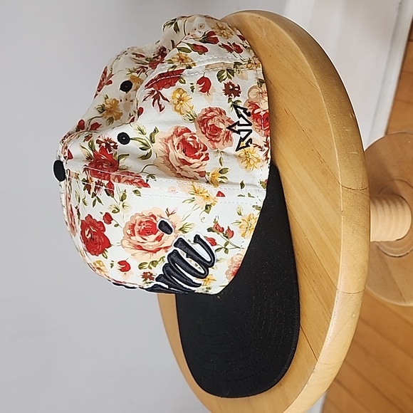 Essential floral cap - Picture 3 of 7